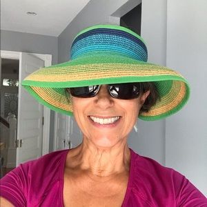 Packable roll up visor